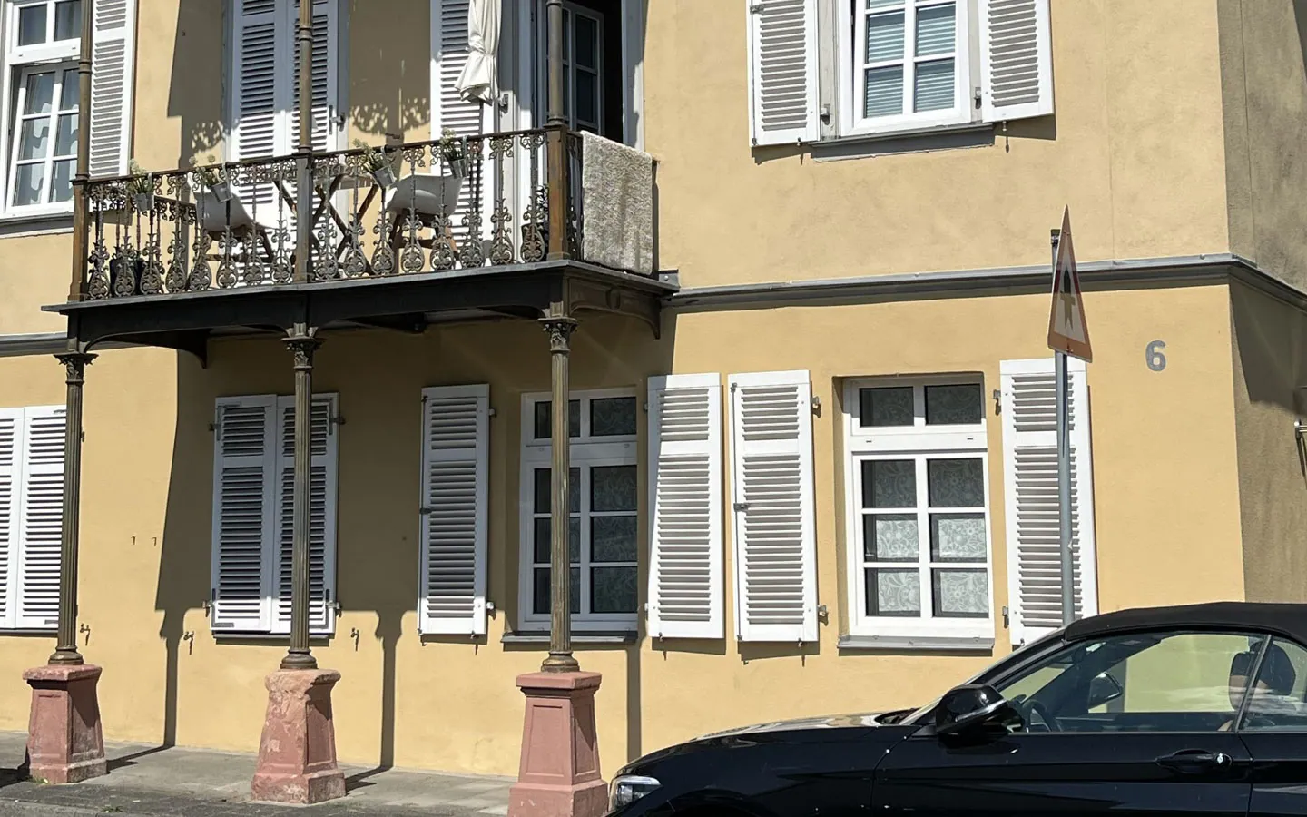 E-CHECK E-Mobilität - Altbau mit Fahrzeug &middot; Elektro-Stock