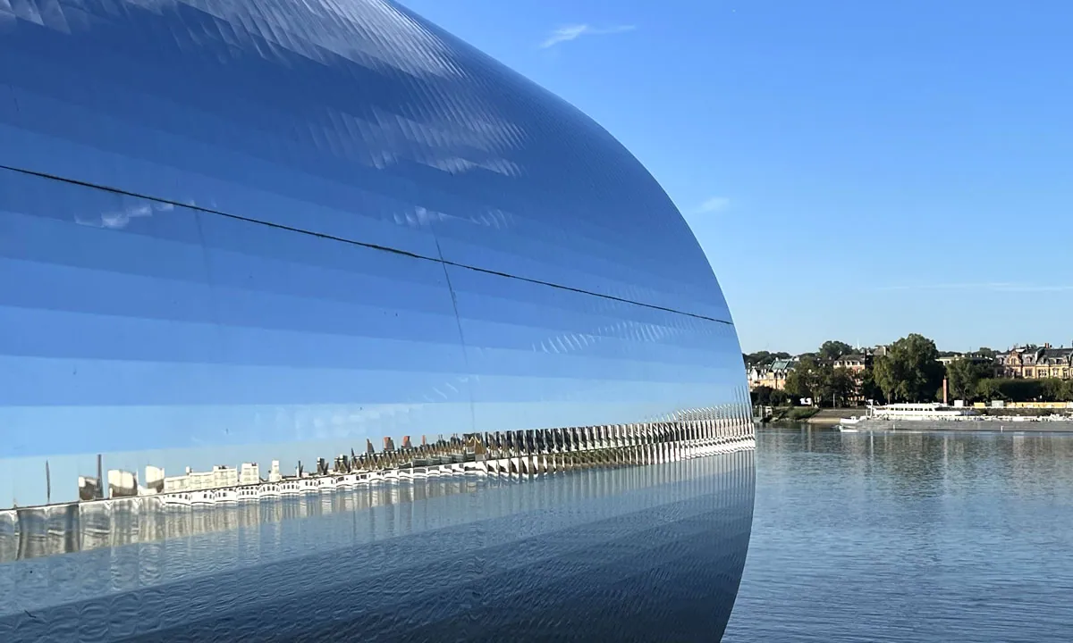 Kunstobjekt mit Spiegeln und Blick über den Rhein auf die Stadt Mainz &middot; Elektro-Stock